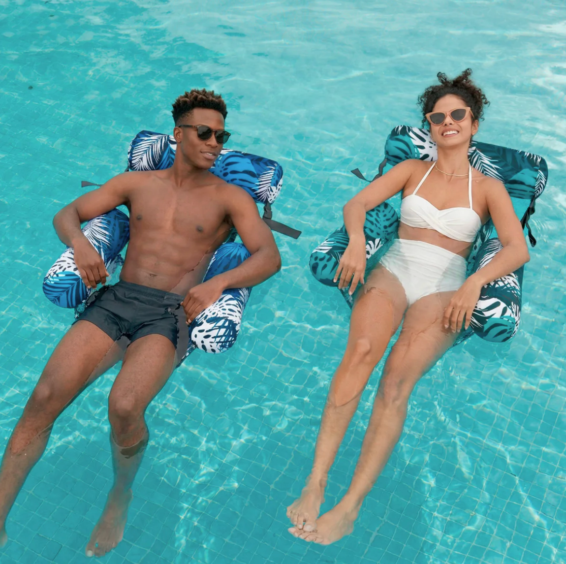 New inflatable swimming floats, relaxing beds that float on the water.